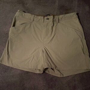 Patagonia women’s Khaki Flat Front Shorts size 12 NWOT